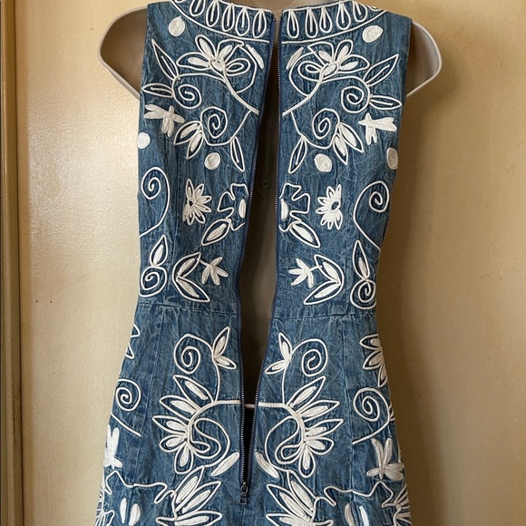 Alice + Olivia Floral Embroidered Denim Dress size 2 - Picture 10 of 15